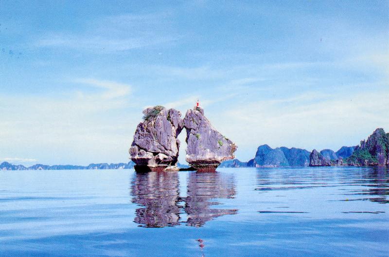 Hòn Trống Mái Vịnh Hạ Long qua góc nhìn nghệ thuật, minh họa cho truyền thuyết đôi gà chọi yêu nhau và hóa đá giữa biển khơi